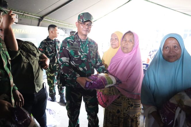 
 Katim Wasev TMMD Ke-129 Tinjau Penyaluran Sembako kepada Warga di Lokasi TMMD Kodim 0418/Palembang