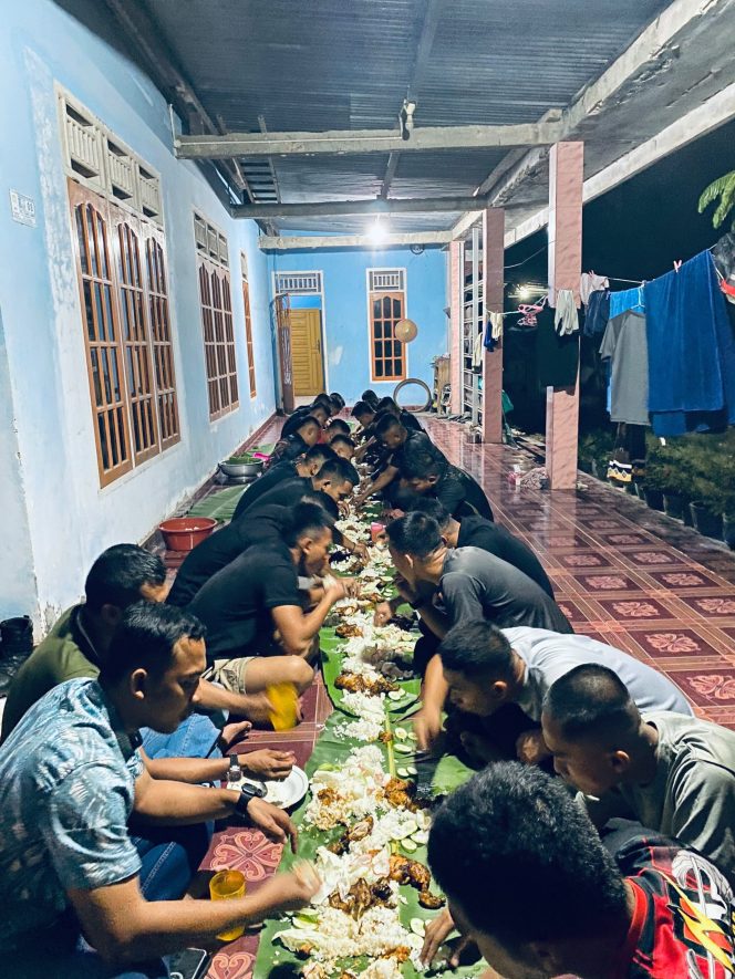 
 Makan Malam Bersama, Satgas TMMD ke-129 Kodim 0418/Palembang Pererat Kebersamaan dengan Warga