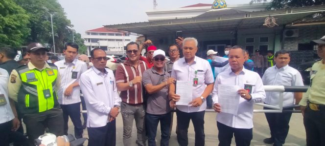 
 SIRA-PST Gelar Aksi Damai di PN Palembang, Desak Saksi Kunci Harmison Hadir dalam Sidang Dugaan Korupsi Irigasi Air Lemutu