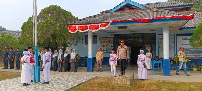
 Kapolsek Seberang Ulu II Pimpin Upacara di SMP Patra Mandiri 02 Palembang, Sampaikan Pesan Tegas Soal Bullying, Rokok dan Narkoba