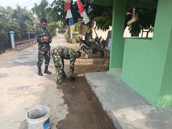 
 Jelang Penutupan TMMD ke-129, Satgas Finishing Pos Kamling dan Bersihkan Lingkungan