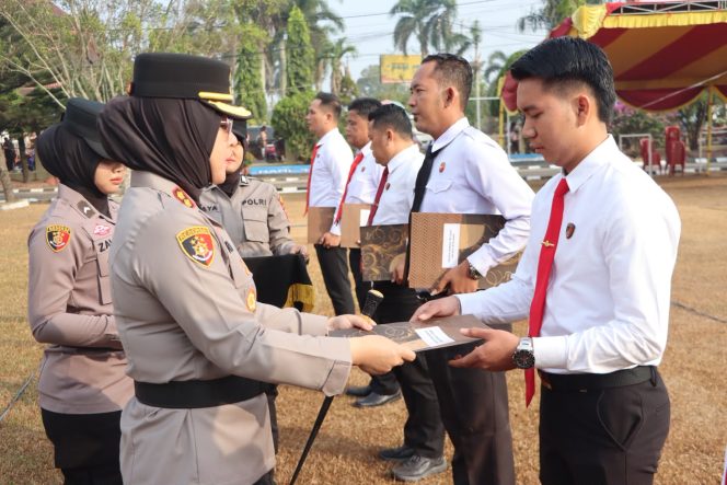 
 Kapolres Ogan Ilir Berikan Penghargaan kepada Personel Berprestasi, Apresiasi Dedikasi dan Kinerja Anggota