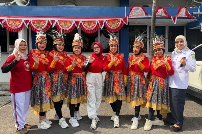 
 Semarak HUT Kemerdekaan RI ke-81, Guru SMKN 3 Palembang Tampilkan Tarian Kompak di Disdik Sumsel