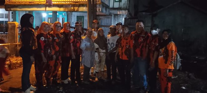 
 PAC Pemuda Pancasila Ilir Timur II Peduli Korban Kebakaran, M. Toyib Turun Langsung Tinjau Lokasi