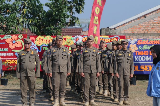 
 Satpol PP dan DLLAJ Ikut Sukseskan Upacara Penutupan TMMD ke-129 Kodim 0418 Palembang Di Lapangan Sepak Bola Kelurahan Talang Jambe