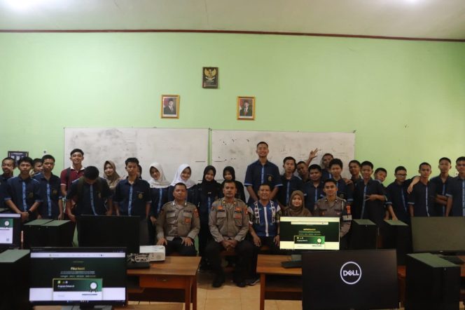 
 Polres Muara Enim Edukasi “Paham AI” di SMKN 2 Muara Enim, Bekali Pelajar Hadapi Era Digital