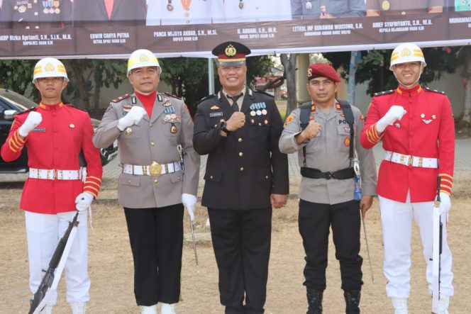 
 KASI HUMAS IPTU MANSYUR DITUNJUK KOMANDAN UPACARA PENURUNAN BENDERA HUT RI KE-81 DI OGAN ILIR