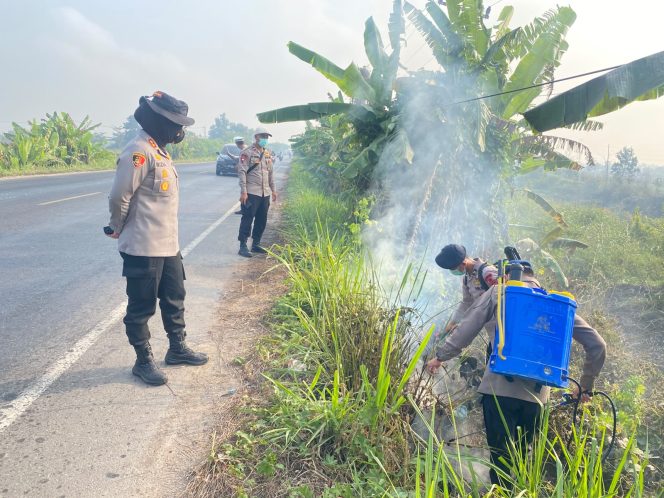 
 CEK LANGSUNG KE LOKASI, KAPOLRES OGAN ILIR PIMPIN PENANGANAN TITIK API DI JALAN LURUS