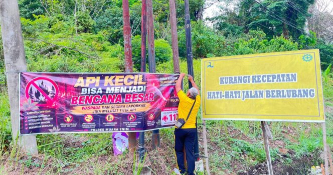 
 Sei Humas Polres Muara Enim Himbau Masyarakat Lewat Spanduk Cegah Kebakaran Hutan dan Lahan
