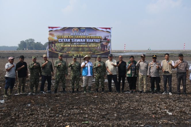 
 Danrem 044/Gapo Dorong Percepatan Swasembada Pangan melalui Gerakan Tanam Perdana Cetak Sawah Rakyat di OKI