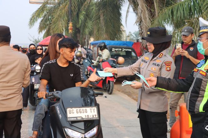
 Peduli Kesehatan Masyarakat di Tengah Kabut Asap Karhutla, Kapolres Ogan Ilir Bagikan Masker dan Imbau Warga Cegah Karhutla