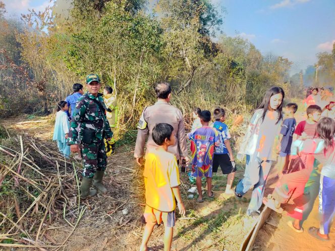 
 Babinsa Kemas Rindo Gerak Cepat Padamkan Kebakaran Lahan, Sekitar 5 Hektare Terbakar