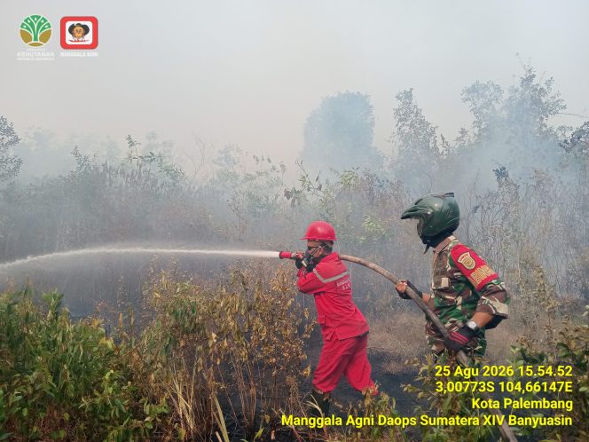 
 Babinsa Pulo Kerto Gerak Cepat Hadang Kobaran Api, 3 Hektare Lahan Terbakar