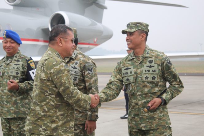 
 DANDIM 0418/PALEMBANG HADIRI PENYAMBUTAN KASAD JENDRAL TNI MARULI SIMANJUNTAK,M.Sc DI BANDARA SMB II Palembang