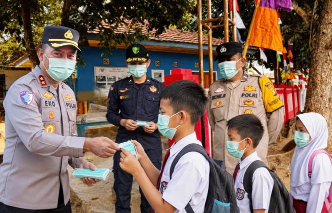 
 Saat Kabut Asap Mengintai, Kapolres OKI Bagikan Masker kepada Pelajar dan Jamaah