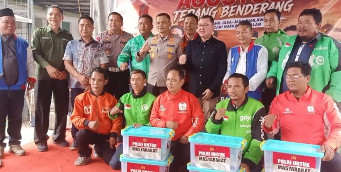 
 Ojol Dapat Bantuan Sembako, Kapolda Sumsel Peduli Pejuang Nafkah di Jalan