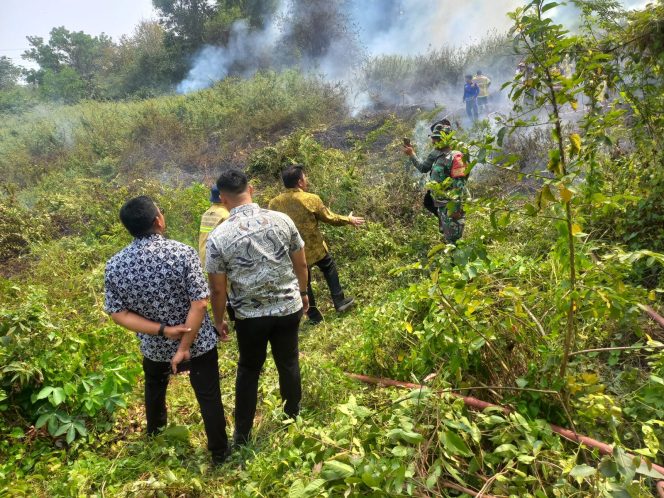 
 Kebakaran Kembali Terjadi di Kertapati, Babinsa dan Petugas Gabungan Berjibaku Padamkan Api