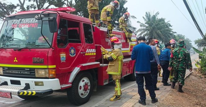 
 Tim Satgas Penyuluh Karhutla Tinjau Lokasi Kebakaran Lahan di Kertapati, Minta Titik Asap Kembali Disiram