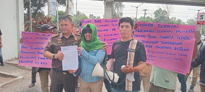 
 SCW Gelar Aksi di Kejati Sumsel, Soroti Tuntutan 7 Tahun Terdakwa Kasus Narkoba 14,7 Kg