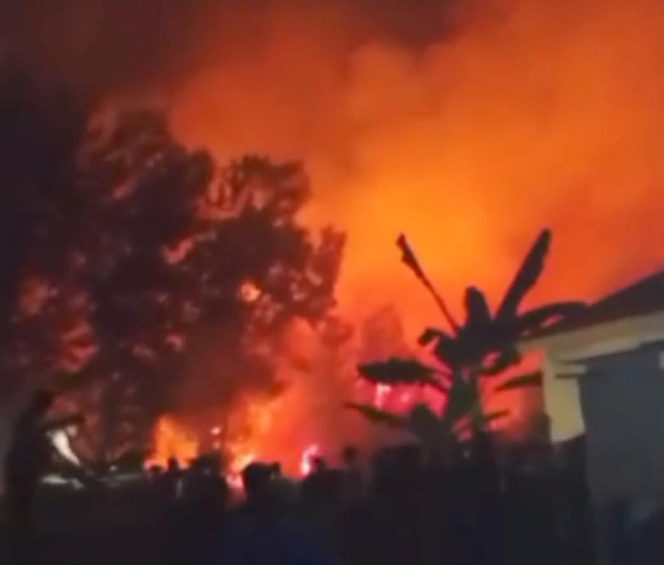 
 Kebakaran Lahan di Samping Perumahan GSM 2 Palembang, Tujuh Unit Damkar Dikerahkan