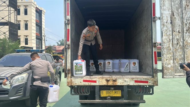
 Polda Sumsel Distribusikan 100 Jerigen Cairan Pemadam X-Fire ke 11 Polres