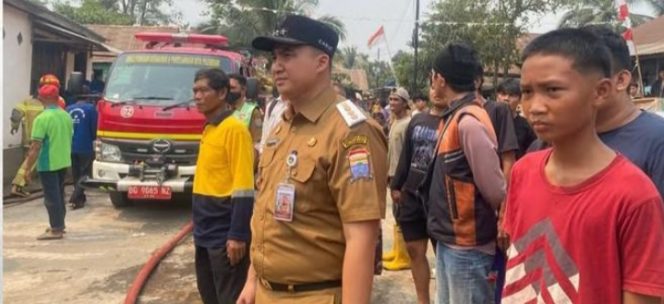 
 Camat Kertapati Tinjau Langsung Lokasi Kebakaran di RT 50 Kemang Agung