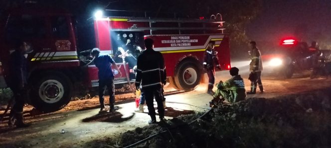 
 Babinsa Talang Betutu Bantu Padamkan Kebakaran Lahan di Purnama Regency di Kelurahan Talang Betutu