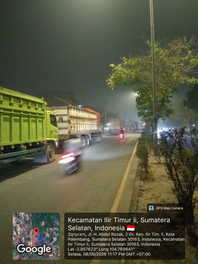
 Antrean Solar Mengular hingga Bahu Jalan, Sopir Fuso Keluhkan Sistem Barcode: “Waktu Tarik Muatan Kami Berkurang”