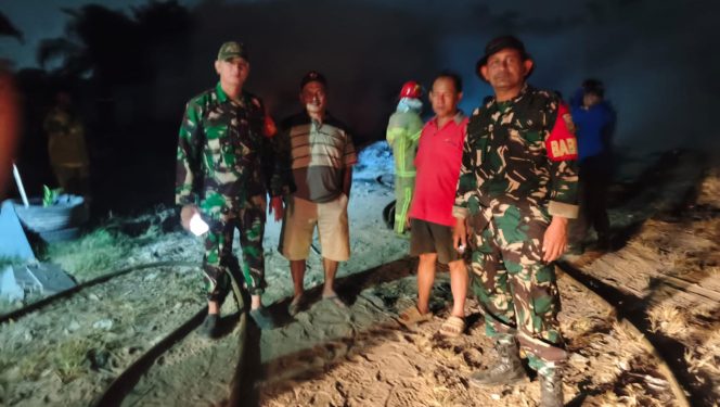 
 Kebakaran Lahan Kembali Terjadi di Sukajaya ,Soak Simpur Kota Palembang, Babinsa dan Warga Bantu Padamkan Api