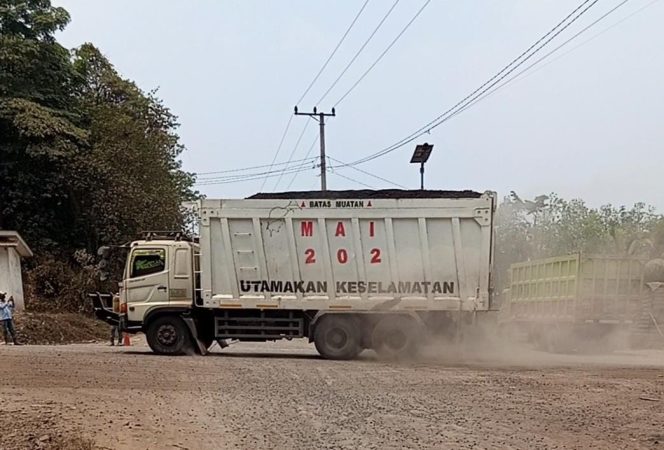 
 Angkutan Batu Bara Melintas di Crossing KM 48, FPR PALI: Ini Bukan Lagi Dugaan, Aturan Jelas Dilanggar