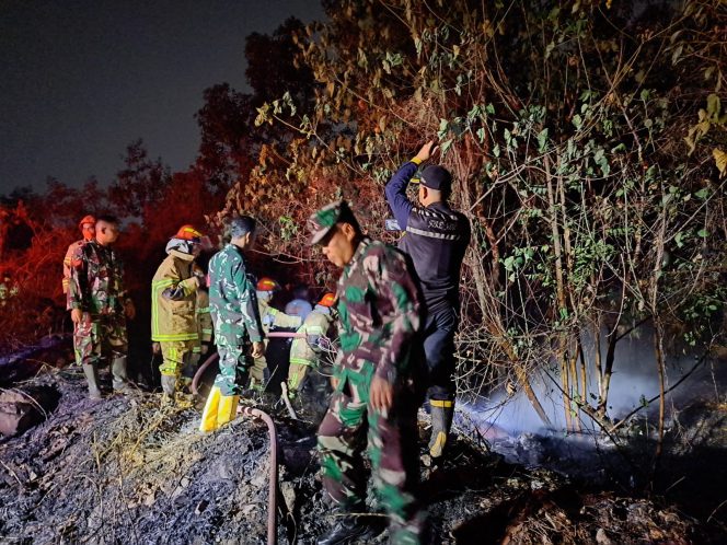 
 Kebakaran Lahan 3 Hektare di JSC Jakabaring, Babinsa dan Tim Gabungan Bergerak Padamkan Api