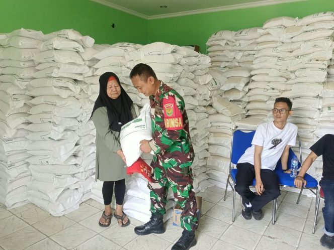
 Babinsa 24 Ilir Monitor Penyaluran Beras Bantuan Pangan Pemerintah untuk 1.698 Keluarga