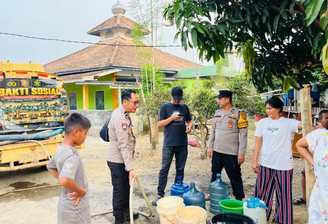 
 Peduli Warga di Tengah Kemarau, Polsek Tanjung Agung Salurkan Bantuan Air Bersih