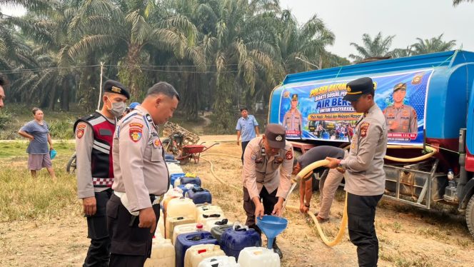 
 Polda Sumsel Salurkan 10 Ribu Liter Air Bersih untuk Warga Terdampak Kekeringan di Muba