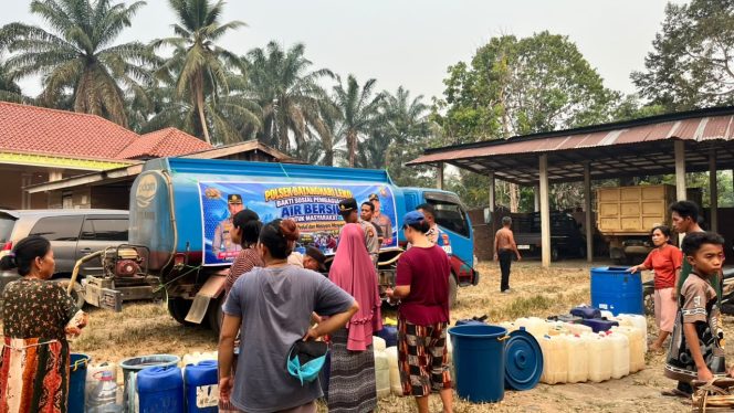 
 Polda Sumsel Salurkan 10 Ribu Liter Air Bersih untuk Warga Terdampak Kekeringan di Muba