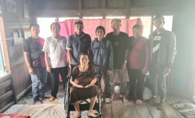 
 Ketua RT 33 dan RT 34 Serahkan Bantuan Kursi Roda untuk Warga yang Membutuhkan
