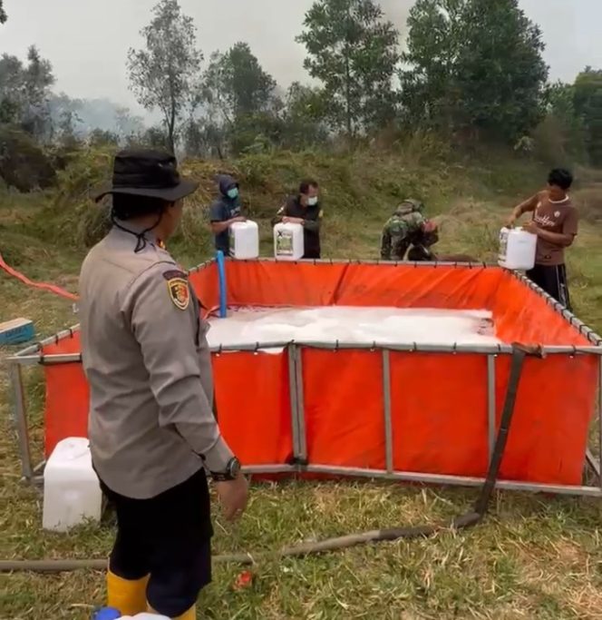 
 Kapolsek Gelumbang Pimpin Pemadaman Karhutla 10 Hektare, Formula X-FIRE 01 Dikerahkan di Lahan Gambut