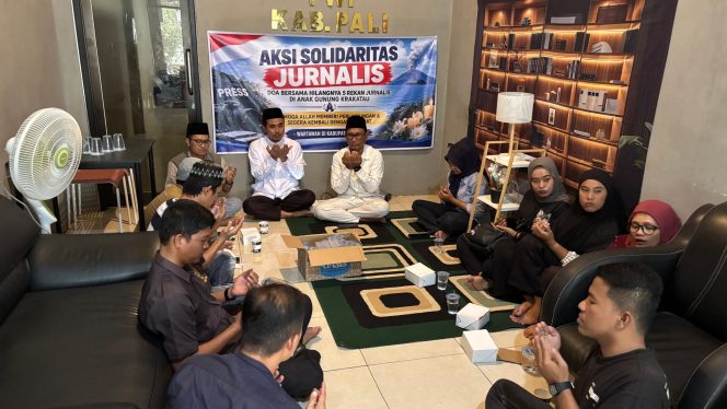 
 Puluhan Wartawan PALI Gelar Doa Bersama untuk 5 Jurnalis dan 3 Awak Kapal yang Hilang di GAK