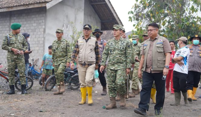 
 Pangdam II/Swj Tinjau Langsung Kebakaran Lahan di Desa Putak Gelumbang Muara Enim