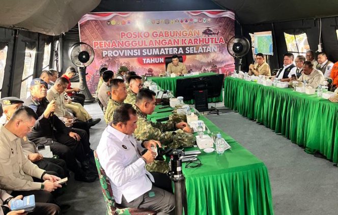 
 Menkopolkam Tinjau Posko dan Titik Karhutla di Kertapati Palembang