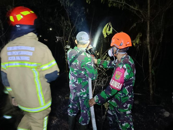 
 Lahan Semak Belukar Terbakar di Bukit Baru, Damkar Kodim 0418 dan Warga Bergerak Padamkan Api