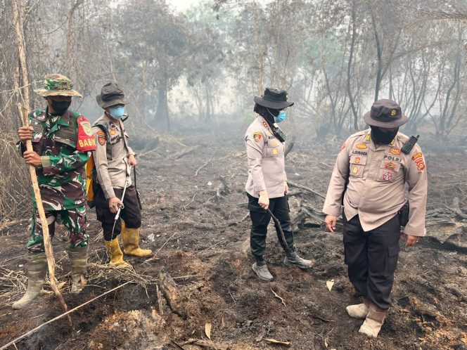 
 Kapolres Ogan Ilir Turun Langsung Padamkan Karhutla di Desa Tanjung Pule Indralaya Utara Pastikan Api Tidak Meluas
