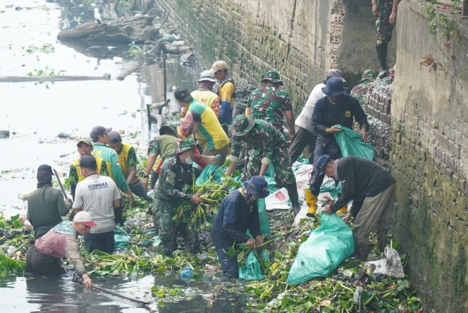 
 Dandim 0418/Palembang Pimpin Pembersihan Aliran Sungai Sekanak,KARYA BHAKTI GERAKAN INDONESIA ASRI Kota Palembang