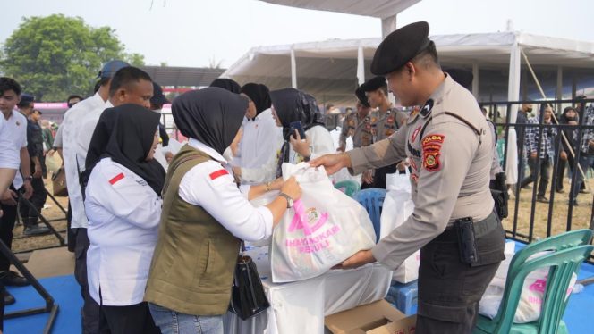 
 Bhayangkari Sumsel Bagikan 4.000 Paket Sembako, Dekatkan Layanan Kesehatan kepada Masyarakat