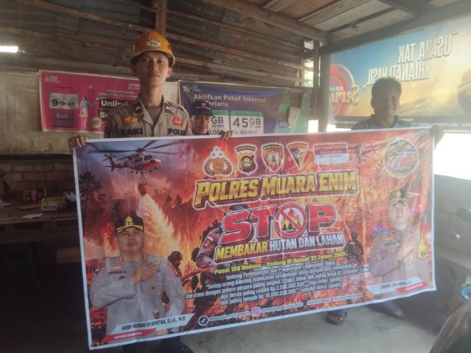 
 Cegah Karhutla, Personel Polres Muara Enim Imbau Warga Banu Ayu Tak Bakar Lahan
