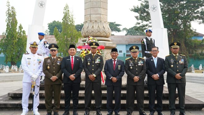 
 Sentuhan Penghormatan Prajurit: Kasdam II/Sriwijaya Pimpin Ziarah Khidmat Sambut HUT ke-81 TNI