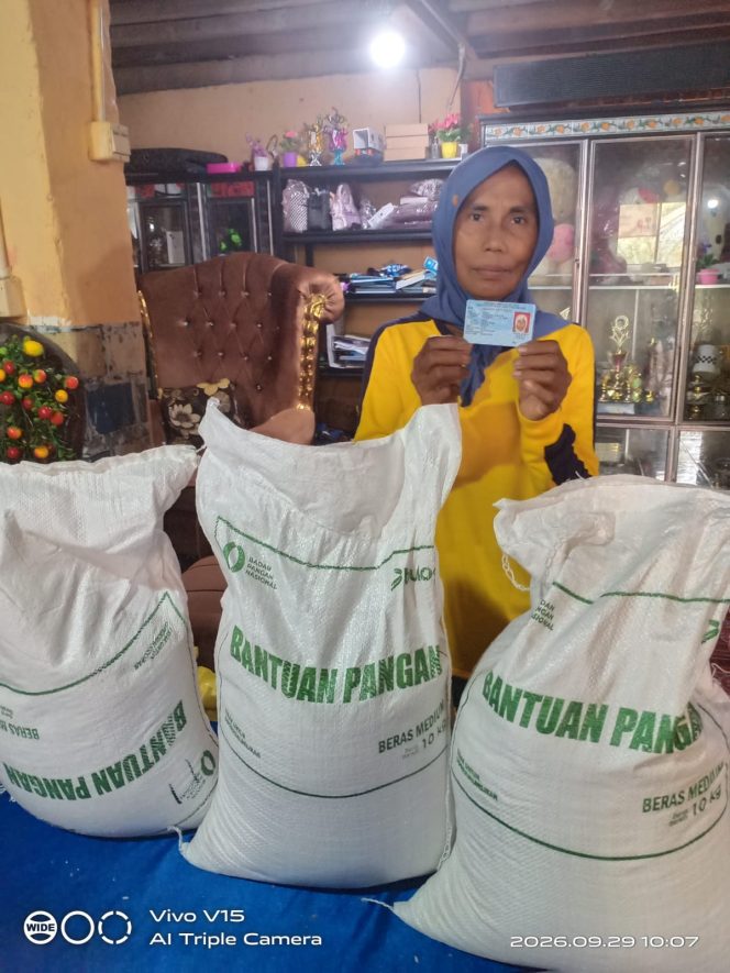 
 304 KPM di Desa Sungai Langan Terima Bantuan Beras CPP 30 Kg
