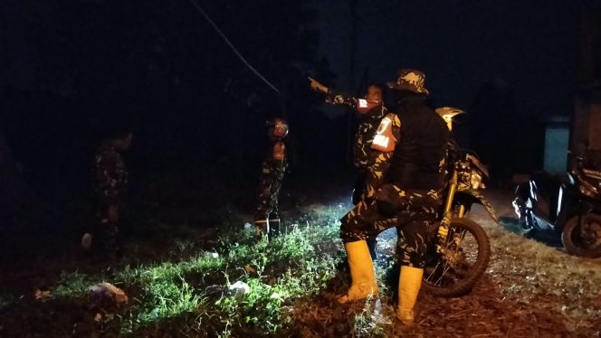 
 Cegah Karhutla,Babinsa kodim Palembang yang terganbung Satgas Karhutla Kertapati Patroli Dini Hari di Karya Jaya