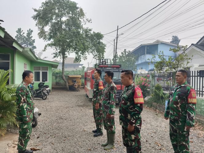 
 Posko Karhutla Koramil Pakjo Ganti Shift, Lima Personel Tetap Siaga di Tengah Hujan