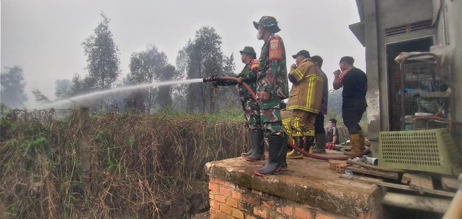 
 Satgas Karhutla Kodim 0418/Palembang Berjibaku Padamkan Api di Perbatasan Banyuasin-Talang Jambe